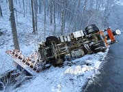 Ein Schneeräumungs- und Salzfahrzeug ist am Mittwochmorgen auf der Strasse über den Benken zwischen Oberhof AG und Küttigen AG ins Rutschen geraten und umgekippt. Die Bergung dauerte mehrere Stunden. (Bild: Handout Kantonspolizei Aargau)