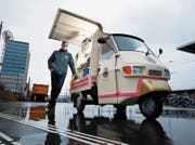 Beim Kaffee-Mobil der Kult-Marke Piaggo, das auf der Nordseite des Bahnhofs steht, wird der Kaffee zubereitet. Das Bild zeigt Benno Stäheli, der das Projekt gemeinsam mit Paul Binkert initiiert hat. (Bild: Stefan Kaiser (Rotkreuz, 8. Januar 2019))