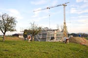 Birwinken: Ländliche Gemeinde mit derzeit vielen Baustellen. Die Infrastruktur wird stetig aufgebessert. Hier als Beispiel die Baustelle für das Mehrzweckgebaeude der Gemeinde Birwinken. (Bild: Donato Caspari, 2016)