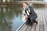 Julia Zwickl bei der Messung der Wasserqualität an der Sarneraa. (Bild: Romano Cuonz (Sarnen, 12. Dezember 2018))