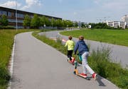 Zahlreiche Schülerinnen und Schüler gehen mit dem Kickboard zur Schule. Im Bild die Eichmattstrasse. (Archivbild: Stefan Kaiser (Cham/Hünenberg See, 2. Juni 2014))