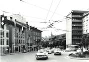 Der Pilatusplatz in den 1960er-Jahren vor der Umgestaltung. Im Hintergrund ist die Stadtverwaltung zu sehen. Die Gebäude links wurden abgerissen, jenes rechts 1969 mit dem Reiterbauwerk über die Obergrundstrasse hinweg verbunden. (Bild: PD)