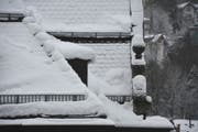 Wenn der Schnee auf nassen Ziegeln ins Rutschen gerät, können von solchen Dachlandschaften Schneemassen mit grosser Wucht auf die darunter liegenden Trottoirs und Fahrbahnen stürzen. (Bild: Stadtpolizei St.Gallen - 8. Januar 2019)