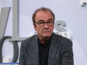 Robert Menasse erhält Rückendeckung von Buchpreis-Jury. Es sei redlich, dass er in seinem Roman «Die Hauptstadt» Fiktionen und Fakten gemischt habe. (Bild: Keystone/EPA/ARMANDO BABANI)