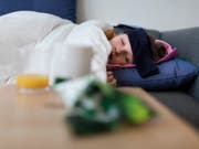 Noch ist es keine Epidemie, aber die Grippe breitet sich in der Schweiz in den meisten Regionen aus und zwingt viele Menschen ins Bett. (Bild: KEYSTONE/GAETAN BALLY)