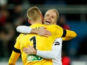 Goalie Karljohan Johnsson (links) und Etienne Didot freuen sich über Guingamps riesigen Coup bei PSG (Bild: KEYSTONE/EPA/IAN LANGSDON)