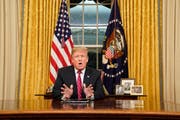 Donald Trump spricht im Oval Office zur Nation. (Bild: Carlos Barria/AP, Washington, 08. Januar 2019)