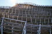 Eine ausgedehnte Lawinenverbauung am Chüenihorn oberhalb der Bündner Gemeinde St.Antönien. (Bild: Arno Balzarini/KEY)