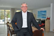 Thomas Bitschnau im Wohnzimmer seines Hauses in der Nähe des Bahnhofs Kehlhof. (Bild: Mario Testa)