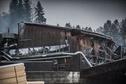 Schutt und Asche: Das Firmengelände der Schilliger Holz AG am Morgen nach dem Grossbrand vor zwei Jahren. (Bild: Boris Bürgisser (10. Januar 2017))