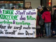 Dieses Jahr darf in Davos gegen das WEF demonstriert werden. Auch in anderen Städten wie 2016 in Zug war gegen die Veranstaltung protestiert worden (Archivbild). (Bild: KEYSTONE/ALEXANDRA WEY)