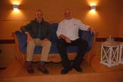 Geschäftsführer Michael Keil und Küchenchef Lars Schröper auf dem blauen Sofa. Bild: Karin Erni