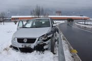 Der Mann wollte sein Auto mit Kollegen selber bergen, was jedoch misslang.