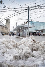 Bis auf ein paar Schneehaufen war der Bahnhofplatz am Mittwochnachmittag schwarzgeräumt. (Bild: Urs Bucher)