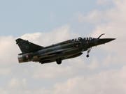 Eine französische Mirage 2000D in der Luft - eine solche Maschine verschwand am Mittwoch vom Radar, es wurden Trümmerteile nahe der Schweizer Grenze gefunden. (Bild: Keystone/EPA/ABIR SULTAN)