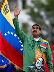 Nicolás Maduro während einer Wahlkampfveranstaltung in der Hauptstadt Caracas. Auf seinem Hemd aufgedruckt, das Konterfei seines verstorbenen Vorgängers Hugo Chávez. Bild: Cristian Hernandez/EPA (17. Mai 2018)