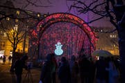 In den nächsten zehn Tagen präsentiert sich der Musikpavillon am Nationalquai als riesige Schneekugel. (Bild: Dominik Wunderli (9. Januar 2019))