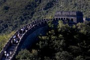 Die Chinesische Mauer soll zur Abwehr von Nomadenstämmen gebaut worden sein. Bild: Andy Wong/AP (Peking, 16. September 2018)