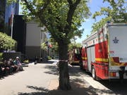 Rettungskräfte betreuen Mitarbeitende des französischen und indischen Konsulats in Melbourne. Bei mehreren diplomatischen Vertretungen sind verdächtige Sendungen eingegangen. (Bild: KEYSTONE/EPA AAP/KAITLYN OFFER)