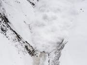 Lawinengefahr am östlichen Alpenhauptkamm, im nördlichen Graubünden und in der Innerschweiz auf Gefahrenstufe «gross» erhöht: Grosse und vereinzelt sehr grosse Lawinen sind dort zu erwarten. (Bild: KEYSTONE/JEAN-CHRISTOPHE BOTT)
