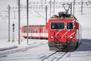 Ein Zug der Matterhorn-Gotthard Bahn auf dem Oberalppass. (Bild: Urs Flüeler / Keystone, 14. Dezember 2018)