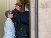 Dieter Behring (Mitte) betritt das Bundesstrafgericht in Bellinzona im März 2017. (Bild: Keystone/KEYSTONE/TI-PRESS/GABRIELE PUTZU)