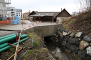 Hier verschwindet der Mühltobelbach noch im Untergrund und fliesst unter dem alten Werkhofgebäude hindurch. (Bild: Sandro Büchler)