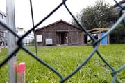 Auf diesem Areal soll die Asylunterkunft gebaut werden. Das Gebäude im Bild wurde bereits abgerissen. (Bild: Werner Schelbert (Hünenberg, 21. September 2016))