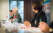 Medienkonferenz vom 18. Januar 2018: Kantonsarchäologe Hansjörg Brem, Kantonsbibliothekar Bernhard Bertelmann und Regierungsrätin Monika Knill informieren über den den den Abschluss des Nachlassverfahrens Walter Enggist. (Bild: Andrea Stalder)