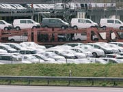 Die EU will definitive Strafzölle auf Stahlimporte einführen und hat die WTO letzten Freitag darüber informiert. Die Schweizer Stahlproduzenten, die wichtige Teile für die EU-Automobilindustrie liefern, dürften mit einem blauen Auge davonkommen: Sie erhalten spezifische Schweiz-Kontingente. (Bild: KEYSTONE/CHRISTIAN BEUTLER)