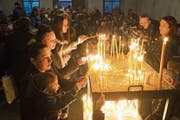 Kapelle zum Unteren Heiligen Kreuz in Altdorf: Vor dem Gottesdienst entzünden serbisch-orthodoxe Gläubige Kerzen zu Ehren der Lebenden und Verstorbenen. (Bild: Christoph Hirtler (Altdorf, 6. Januar 2019)