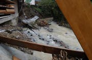 In der Stadt St.Gallen sind etwa die Hochwasser der Steinach ein Naturrisiko. Seit jenem, das 2005 die im Bild gezeigten Schäden bei der Liegenschaft St.-Georgen-Strasse 148 verursachte, sind verschiedene bauliche Schutzmassnahmen ergriffen worden. (Bild: Michael Freisager - 30. Juni 2005)