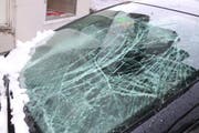 Kann teuer werden: die durch eine Dachlawine beschädigte Frontscheibe eines Autos in St.Gallen. (Bild: Stadtpolizei St.Gallen - 8. Januar 2019)