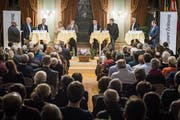 Die Kandidatinnen und Kandidaten für den Stadtrat stellen sich den Fragen: Stefan Leuthold, Johannes Eiholzer, Elsbeth Aepli, Barbara Dätwyler, Andreas Elliker, Roland Wyss und Fabrizio Hugentobler flankiert von den beiden Moderatoren Mathias Frei und David Angst. (Bild: Reto Martin)