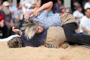 Das Sägemehl ist seit vielen Jahren Sonia Kälins (oben) Element. (Bild: Philipp Schmidli (Unteriberg, 28. September 2013))