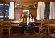 Marlis Schelbert (links) und Renate Ampferer freuen sich auf ihre letzte Saison im «Pfaffenboden». (Bild: Stefan Kaiser (Walchwil, 3. Januar 2019))
