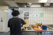 Ein Blick in die Küche der «Neckermühle», als diese noch ein Zentrum für Asylsuchende war. (Bild: Urs Bucher, 2. Juli 2015)