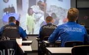 Beim Training mit Schauspielern an der Polizeischule in Amriswil üben die Aspiranten typische Situationen aus dem Polizeialltag ein. (Bilder: Reto Martin)