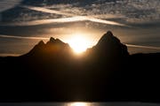Sonnenaufgang zwischen dem kleinen und dem grossen Mythen. (Bild: Roger Grütter)