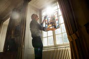 Urs-Beat Frei, Spezialist für christliche Sakralkunst und Konservator des Luzerner Stiftschatzes mit dem wertvollen Glasgemälde, das an diesem Fenster im Kapitelsaal der Propstei angebracht werden wird. Bild: Dominik Wunderli (Luzern, 1. Oktober 2019)