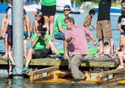 Weltmeister Ron Long aus Wales zeigt an der Schweizer Meisterschaft im Steineschiefern 2015 in Ermatingen wie es geht. (Bild: Reto Martin)