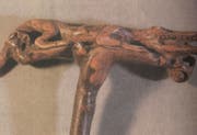 Die Griffe der Gehstöcke wurden zuweilen kunstvoll verziert, hier mit einem Krokodil. (Bild: PD)