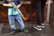 Spielzeugwaffen sind zwar beliebt bei Kindern, können jedoch Aggressionen auslösen. (Symbolbild: Imago)