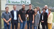 Von links: Stefan Schmid, Leiter Markus Enz Gartenbauakademie, Regierungsrat Beat Jörg, die Diplomgewinner Mario Enz und Fabian Hodel (mit Partnerin Simona Reber und Schwester Martina Hodel), Esther und Markus Enz, Markus Enz AG (Eltern), und Yvonne Slongo, Vorsteherin Amt für Berufsbildung. (Bild: PD)