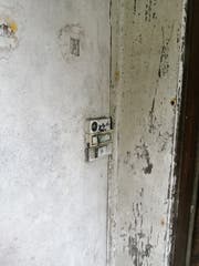 Die Klingel am abbruchreifen Haus verdient ihren Namen nicht. (Bild: Christopher Gilb, Unterägeri, 26. September 2019)