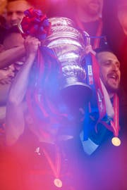 Auf dem Weg bis zur Cuptrophäe muss Cupsieger FC Basel künftig wohl mehr Spiele als heute bestreiten. (Bild: Keystone (Bern, 19. Mai 2019))