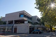 Die im Jahre 1970 fertiggestellte Schulanlage Loreto stösst an die Grenzen ihrer Kapazität. (Bild: Maria Schmid, Zug, 1. Oktober 2019)