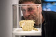 Jan Kaeser mit einem seiner Werke. (Bild: Michel Canonica)