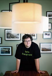 Stefan Thöni im Bilderecken der Brasserie Löwen in Zug. (Bild: Stefan Kaiser, Zug, 30. September 2019)