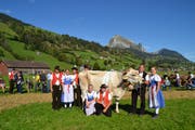 Leonore, die alte und neue «Miss Alt St.Johann» mit Besitzer Jürg Ammann und seinen Töchtern mit Anhang. (Bild: Adi Lippuner)